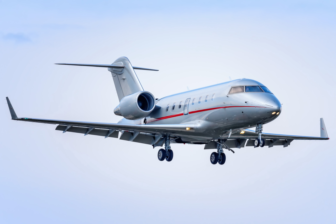 Challenger 605private jet charter